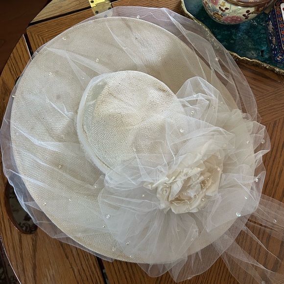Vintage Whittall & Javits Cream Straw Derby Church Hat w Tulle and Flower Accent main image 5